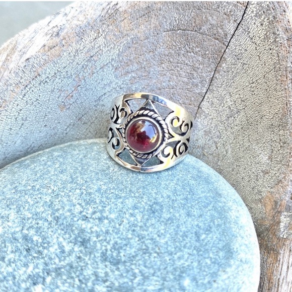 Sundance garnet ring sterling silver gemstone red floral birthstone birthday gem - Picture 2 of 5